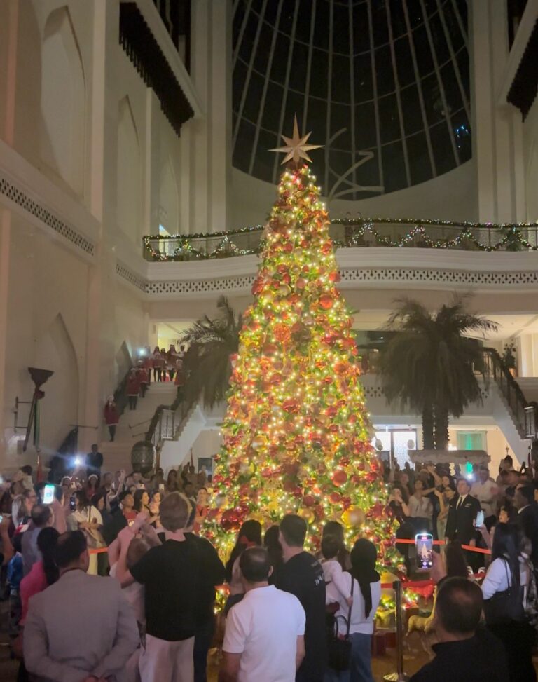 فندق باب القصر يحتفل بإضاءة شجرة عيد الميلاد إيذاناً ببدء موسم الأعياد
