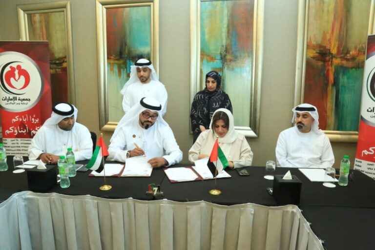 اتفاقية تعاون بين فريق “فخر زايد التطوعي” وجمعية الإمارات لرعاية وبر الوالدين