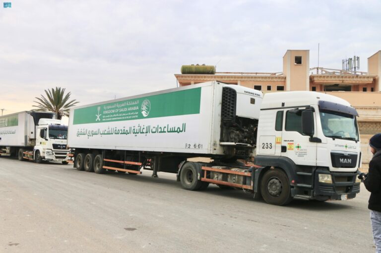 الجسر-الإغاثي-السعودي.-عبور-85-شاحنة-بمواد-غذائية-وطبية-للشعب-السوري