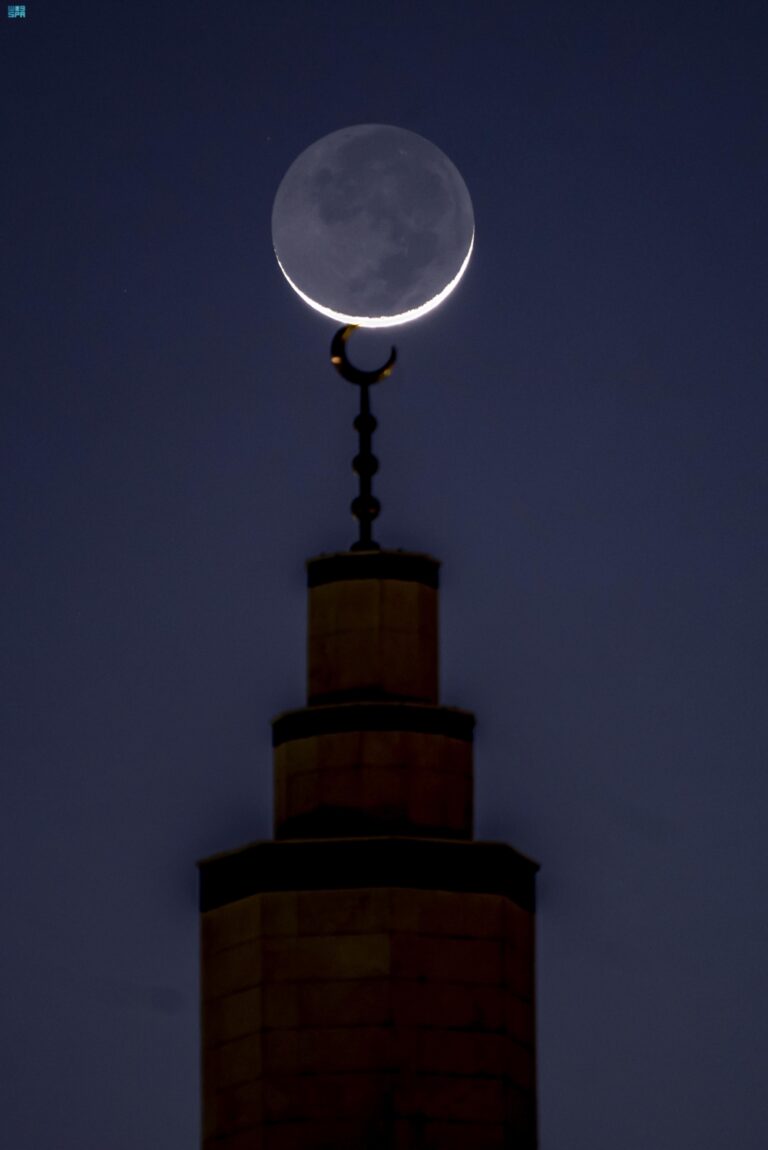 شاهد|-هلال-ليلة-الثاني-من-رمضان-يتألق-تحت-الزهرة-وفوق-عطارد-في-عرعر