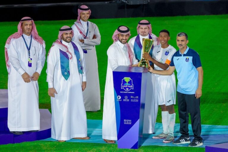 الحافظ الحكمي بطلة نخبة المدارس 000 واللقب في حضن الرياض 