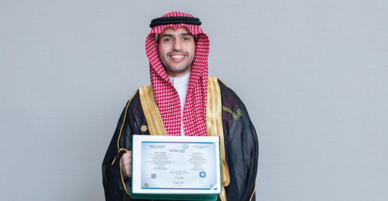 أحمد المطلق يُتوّج مسيرته العلمية بحصوله على الماجستير بمرتبة الشرف الثانية