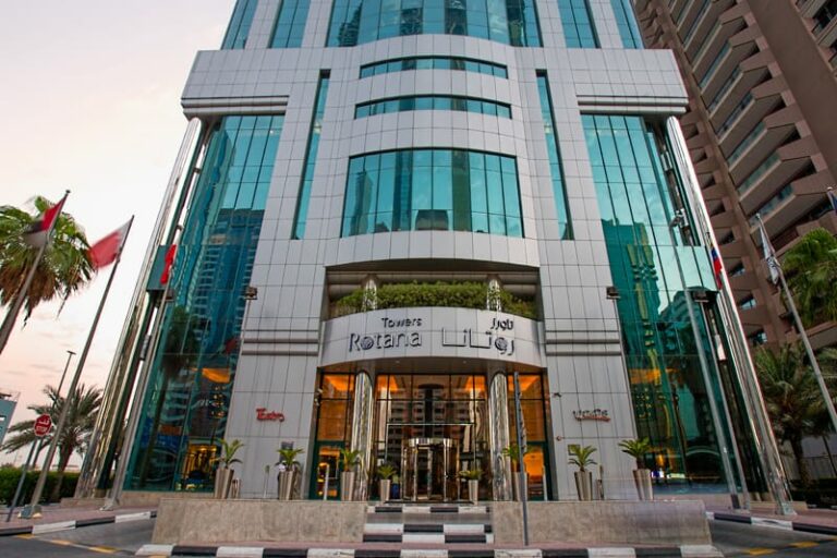 فندق أبراج روتانا – دبي: تجربة ضيافة راقية تجمع الفخامة والموقع المميز على شارع الشيخ زايد