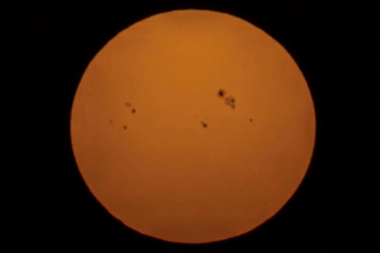 يمكن-رؤيتها-بوضوح.-رصد-البقعة-الشمسية-العملاقة-من-سماء-عرعر