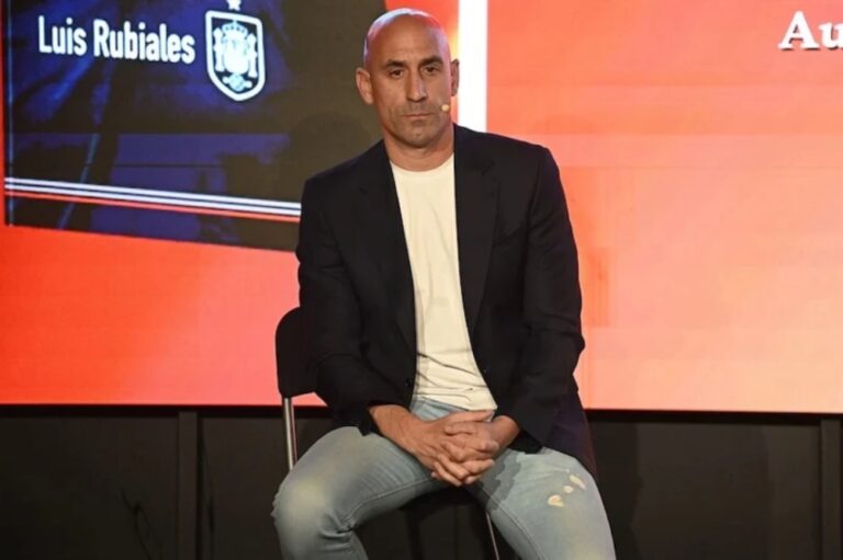 رشق-رئيس-الاتحاد-الاسباني-السابق-بالبيض-في-حفل-إطلاق-كتابه