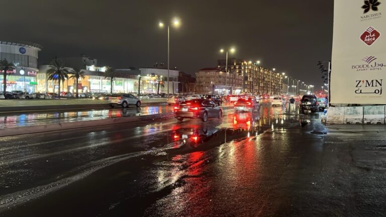 شاهد-بالصور.-هطول-أمطار-متوسطة-على-مدينة-جدة-الآن
