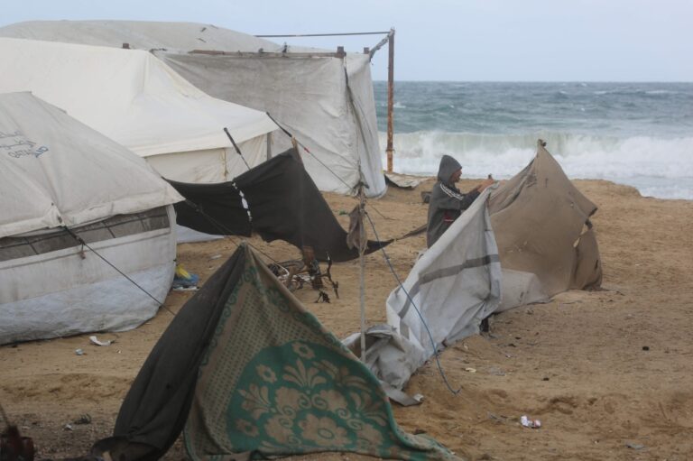 “أحوال-جوية-قاسية”.-فلسطين-تطالب-بضغط-دولي-لإدخال-الخيام-إلى-غزة