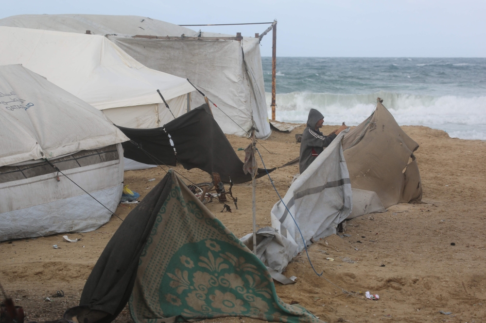 “أحوال-جوية-قاسية”.-فلسطين-تطالب-بضغط-دولي-لإدخال-الخيام-إلى-غزة