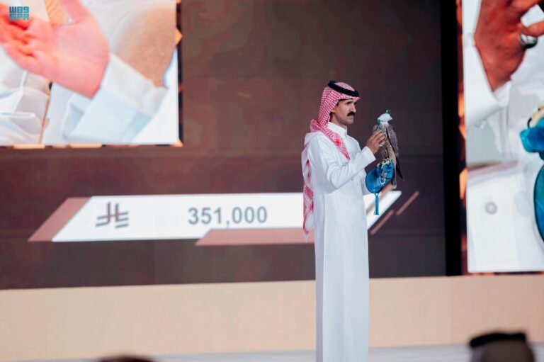 الليلة-الـ26.-بيع-صقرين-بـ200-ألف-ريال-في-مزاد-نادي-الصقور