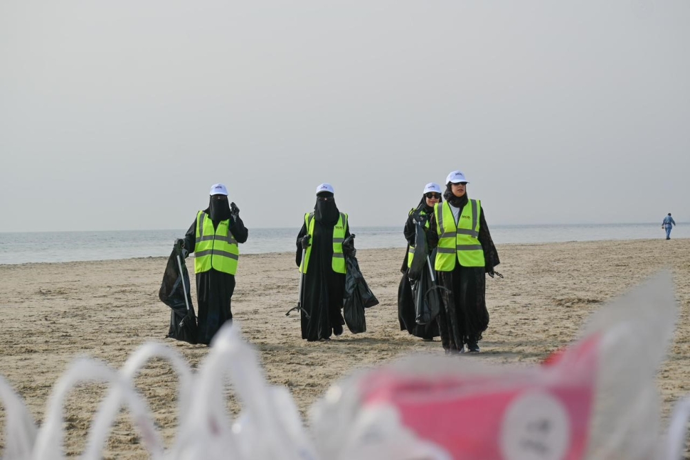 بلدية-الظهران.-متطوعون-يشاركون-في-تنظيف-شاطئ-“الصدف”