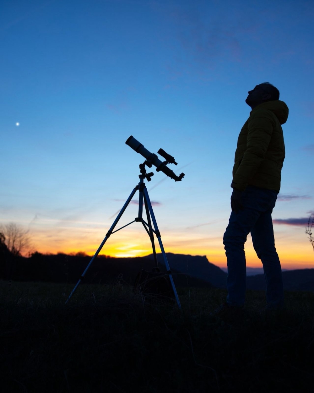 ظاهرة-نادرة-في-سماء-مكة.-القمر-يولد-صباحًا-ويغرب-قبل-الشمس-مساءً