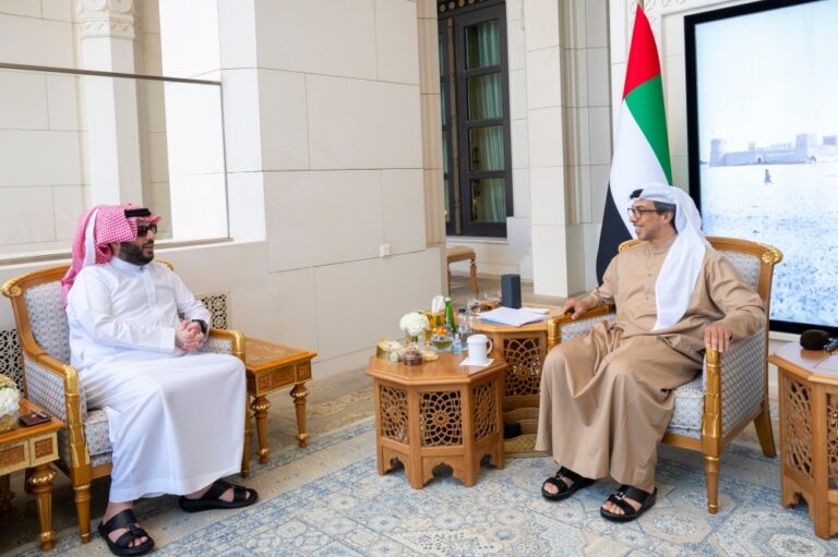 تركي-آل-الشيخ-والشيخ-منصور-بن-زايد-يناقشان-عددًا-من-المشروعات-العالمية