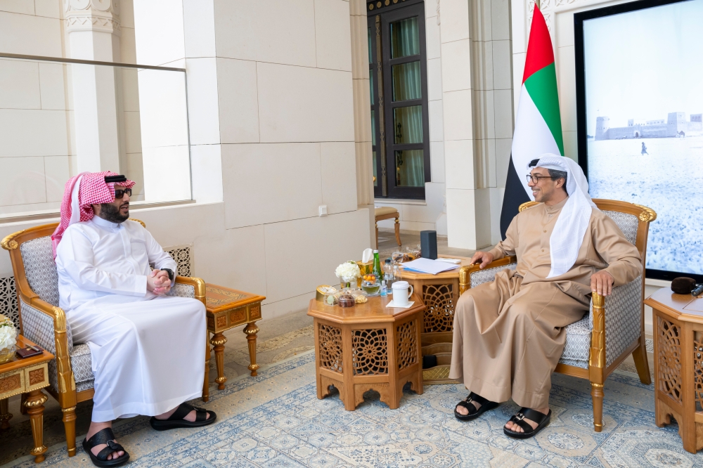 تركي-آل-الشيخ-والشيخ-منصور-بن-زايد-يناقشان-عددًا-من-المشروعات-العالمية