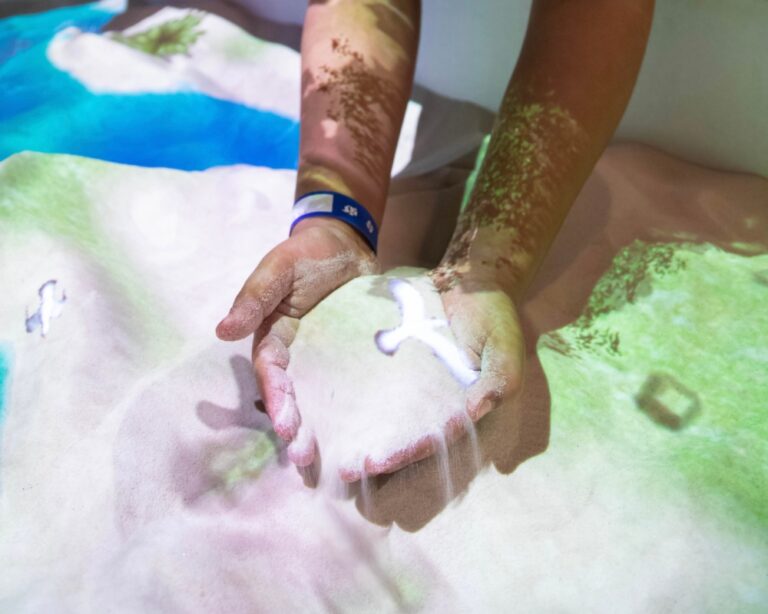 فعاليات-ضوئية-مبتكرة-وتجارب-تفاعلية-تُبهِر-العائلات-في-“نور-الرياض-2025”