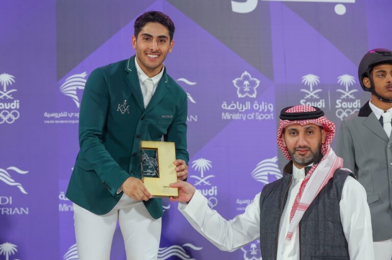 الراجحي-يتوّج-بطلًا-للجائزة-الكبرى-في-ختام-جولة-الرياض-الأولى-لقفز-الحواجز
