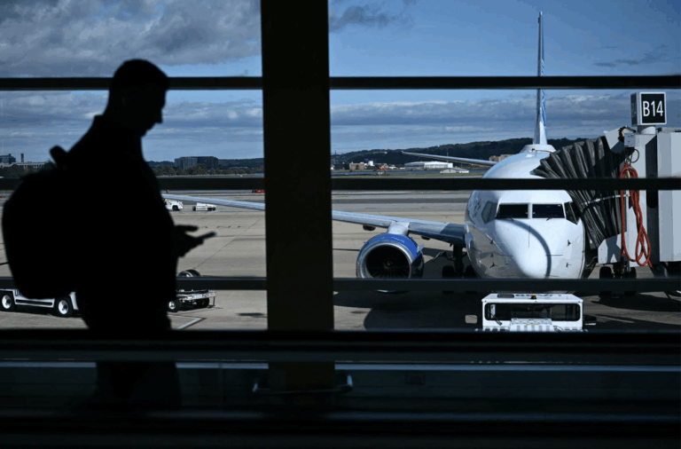 هولندا.-تعليق-الملاحة-الجوية-في-مطار-أيندهوفن-بعد-رصد-طائرات-مسيرة