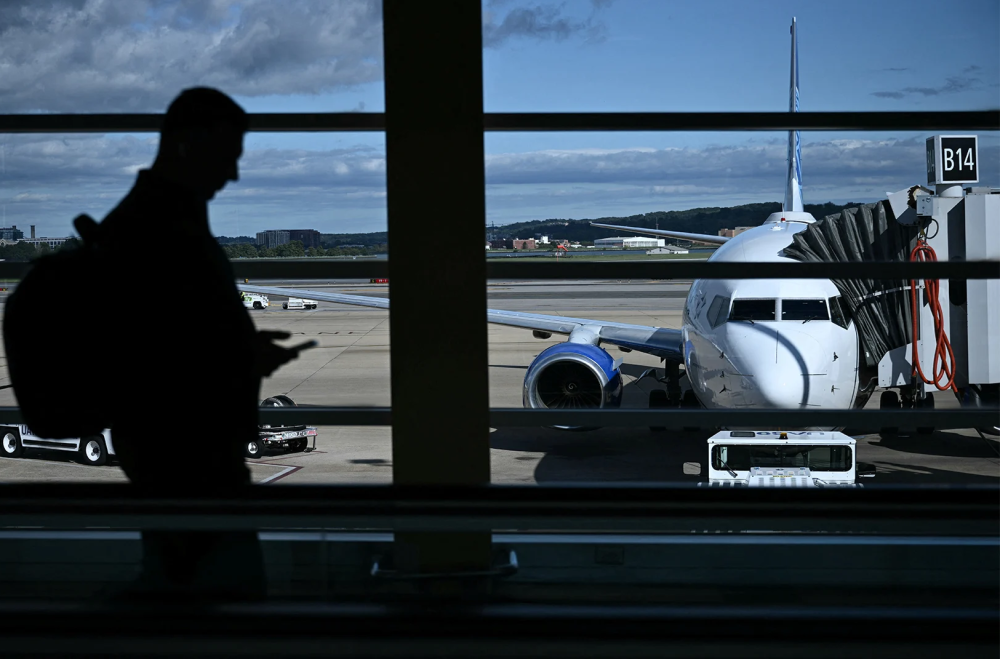 هولندا.-تعليق-الملاحة-الجوية-في-مطار-أيندهوفن-بعد-رصد-طائرات-مسيرة