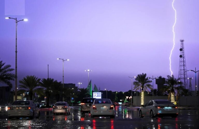 حالة-الطقس.-أمطار-رعدية-متباينة-الغزارة-وسيول-على-10-مناطق