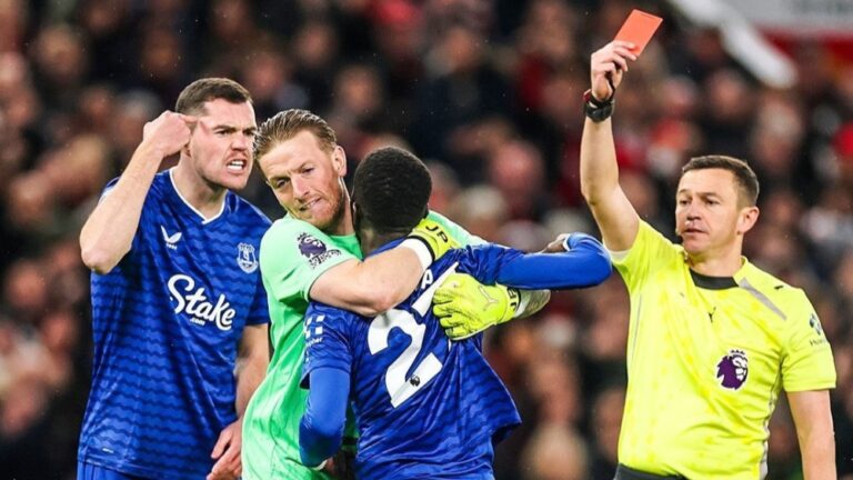 لاعب-إيفرتون-يعتذر-عن-طرده-أمام-مانشستر-يونايتد-بسبب-زميله