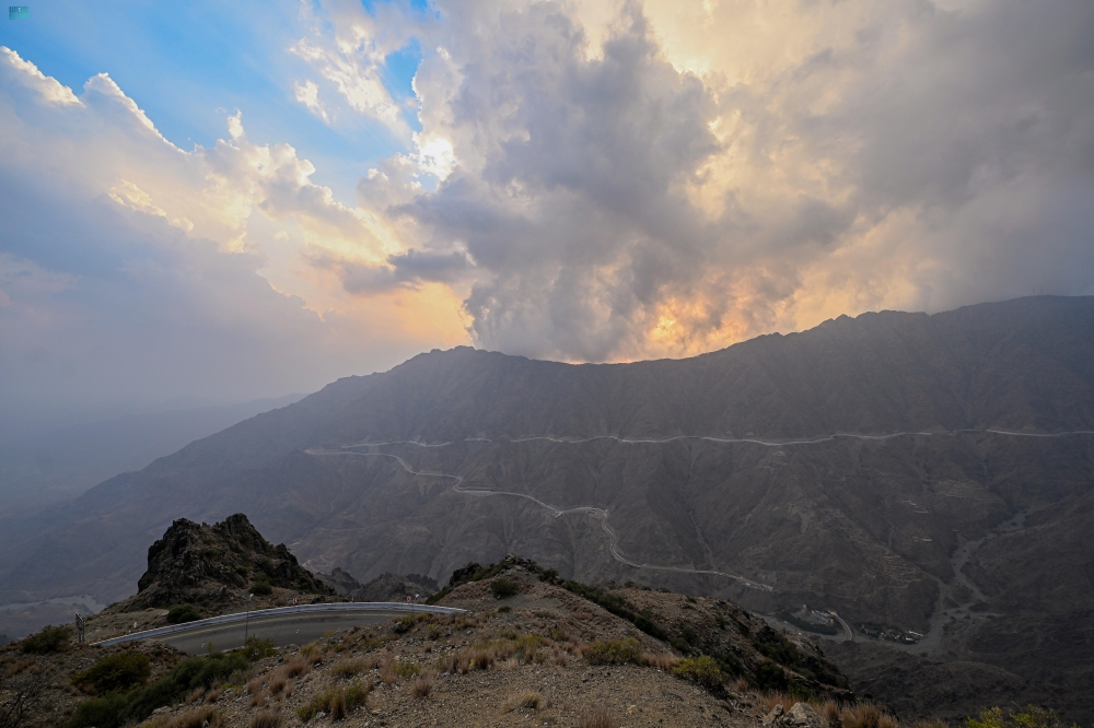 صور|-أجمل-اللوحات-الطبيعية.-السحب-الرعدية-تلامس-الجبال-في-الباحة