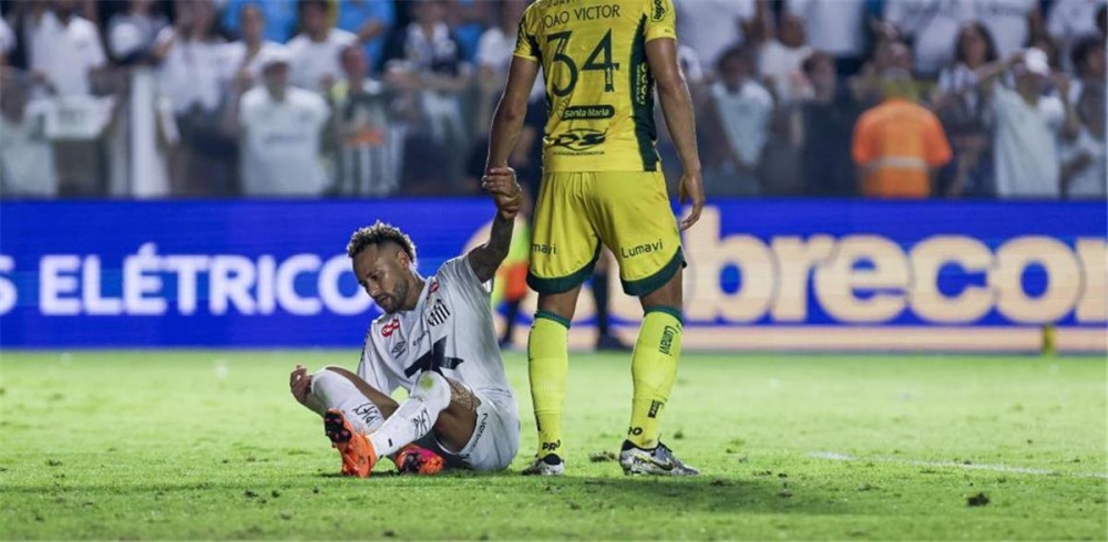 نيمار-يواجه-شبح-الغياب-عن-كأس-العالم-2026-بعد-إصابة-الركبة-مع-سانتوس