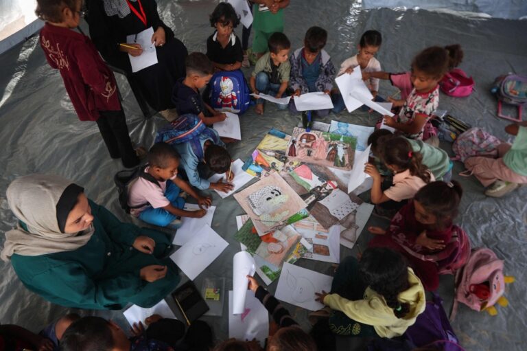 صور.-أطفال-من-غزة-يستأنفون-الدراسة-داخل-الخيام-وسط-الركام