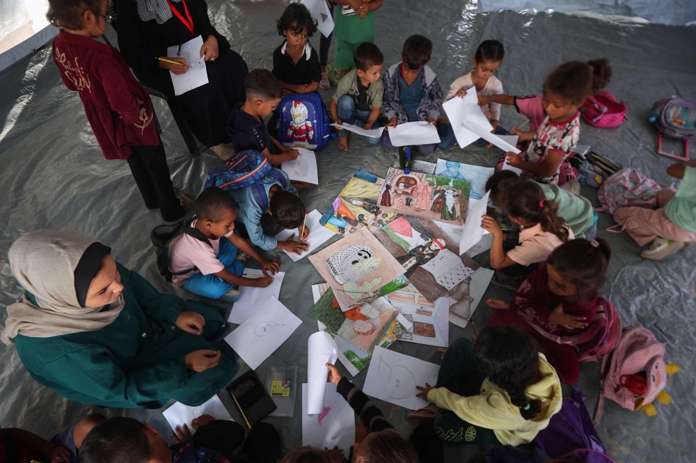صور.-أطفال-من-غزة-يستأنفون-الدراسة-داخل-الخيام-وسط-الركام