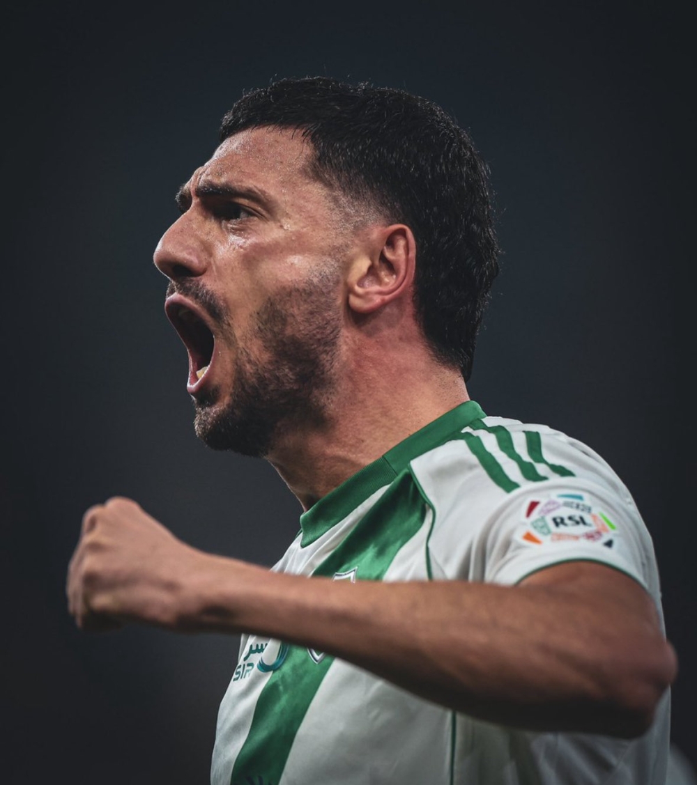 بعد-الفوز-أمام-القادسية.-الأهلي-يُجدد-عقد-ميريح-ديميرال