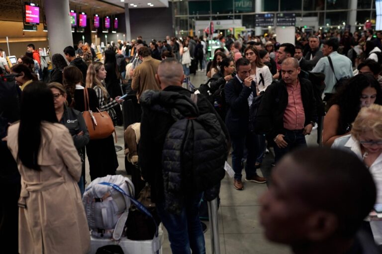 عاجل-|-قبيل-انتهاء-إجازة-الطلاب.-اضطراب-في-الرحلات-الجوية-عالميًا