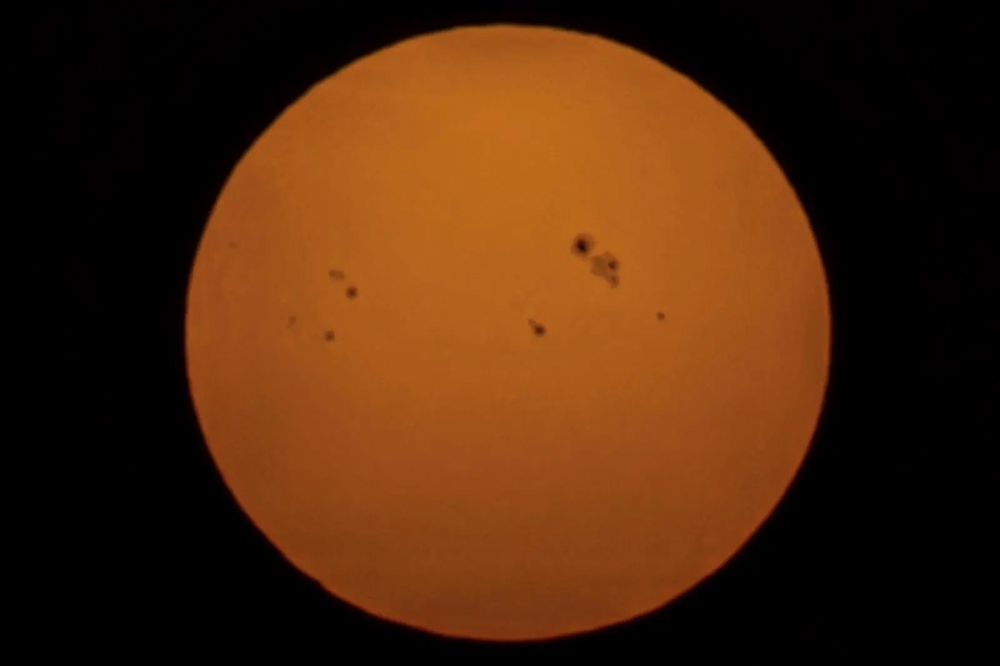 رصد-البقعة-الشمسية-العملاقة-رقم-4294-في-سماء-الحدود-الشمالية