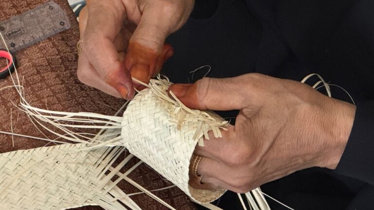 “جُذُور”.-مبادرة-لتحويل-مخلفات-النخيل-لمنتجات-حرفية-في-الأحساء