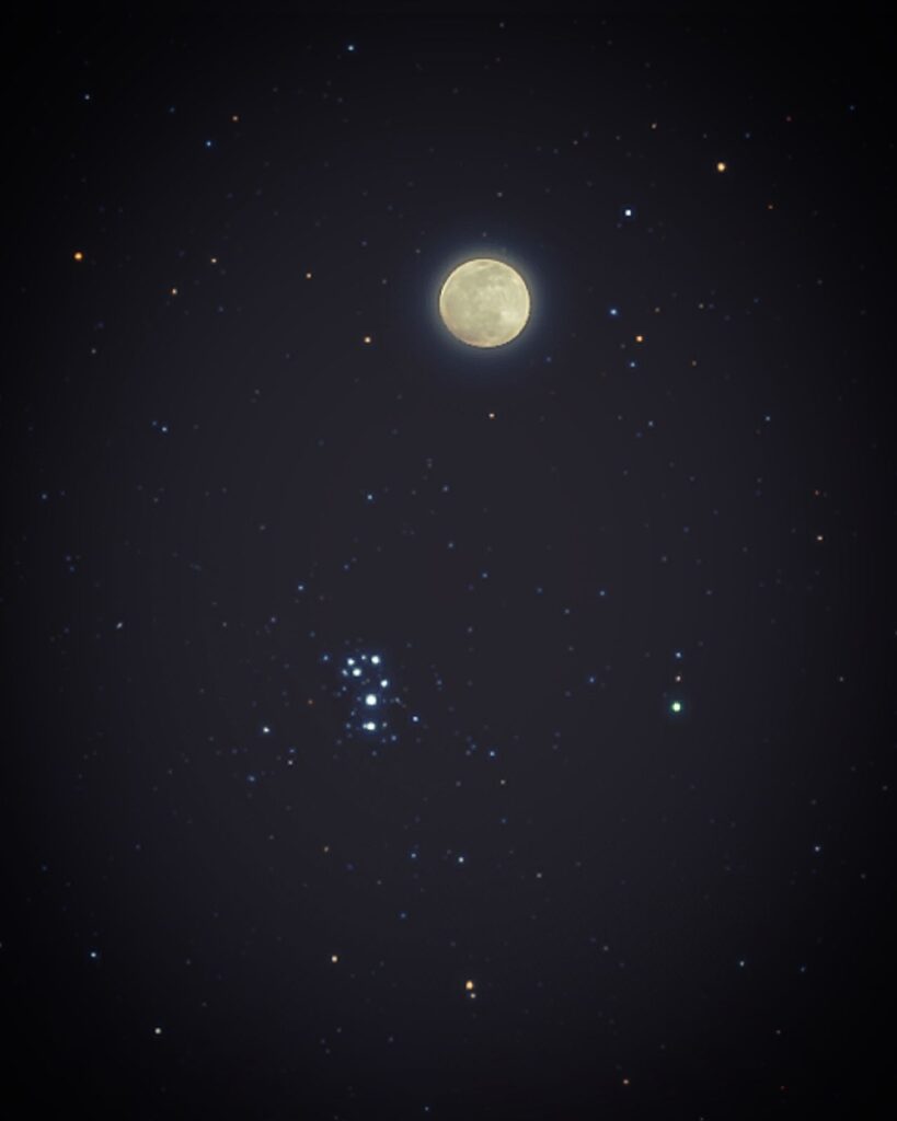 الليلة.-القمر-يجاور-“الشقيقات-السبع”-في-لوحة-سماوية-نادرة