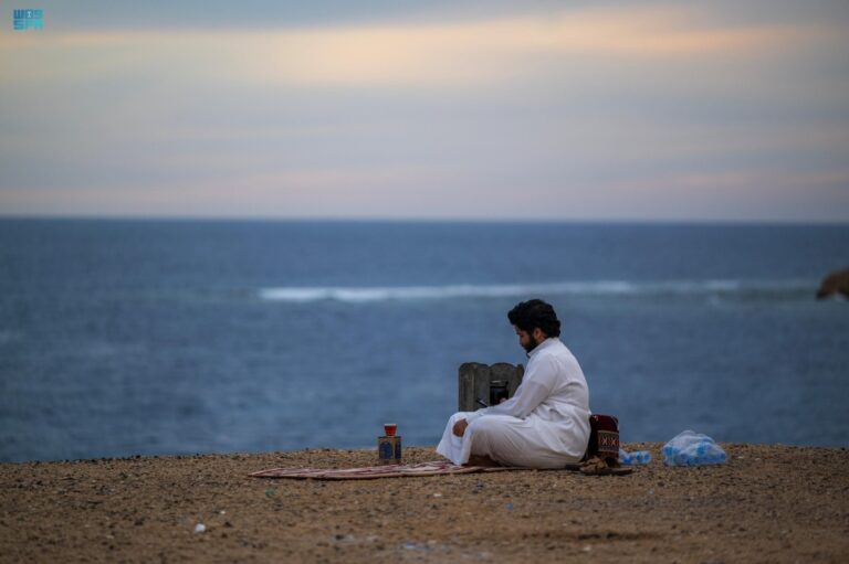 شاهد|-أهالي-الوجه-يستمتعون-بالأنشطة-البحرية-بشواطئ-البحر-الأحمر