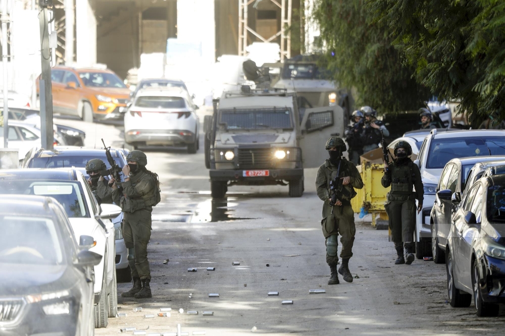 الاحتلال-يعتقل-4-فلسطينيين-ومستوطنون-يحتجزون-آخرين-في-الخليل