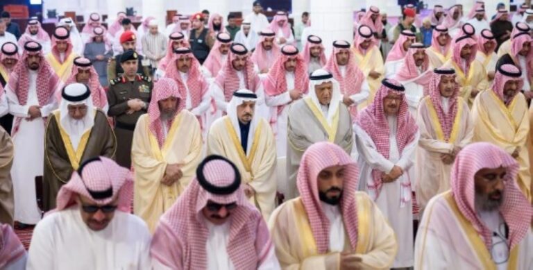 أمير-الرياض-يؤدي-صلاة-الميت-على-والدة-الأمير-مشعل-بن-بدر-بن-سعود-بن-عبدالعزيز