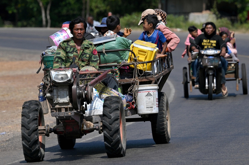 صور|-إجلاء-400-ألف-تايلاندي-و100-ألف-كمبودي-وسط-اشتباكات-حدودية-عنيفة