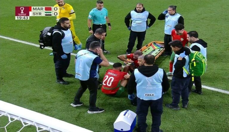 عاجل.-إصابة-خطيرة-لـ-لاعب-منتخب-المغرب-في-مباراة-سوريا-ونقله-إلى-المستشفي