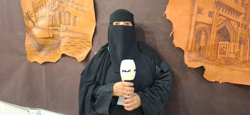 شاهد.-22-فنانة-تشكيلية-تبدعن-بمعرض-الرسم-على-الجلود-بالأحساء