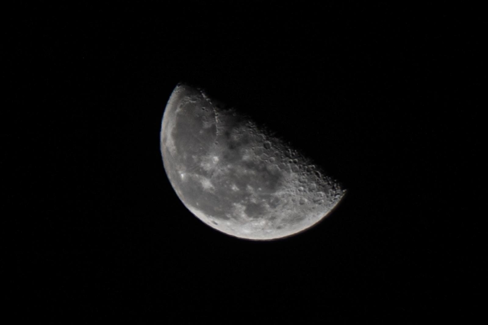 يتميز-بوضوح-تضاريسه.-قمر-التربيع-الأول-لشهر-شعبان-يزين-سماء-السعودية