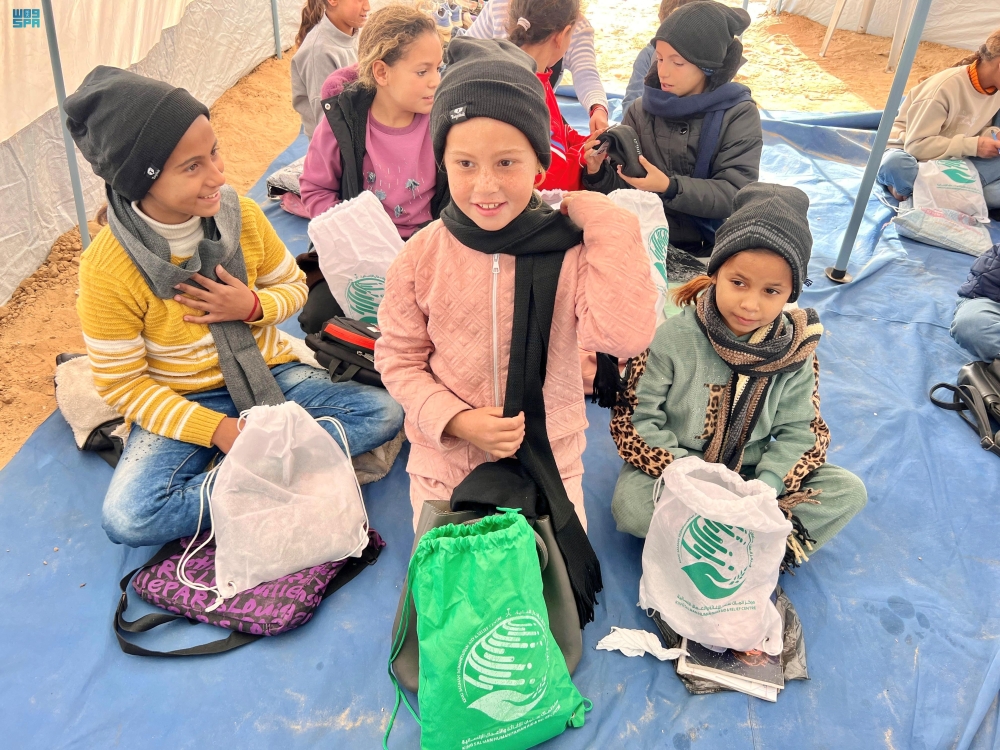 السعودية-توزع-ملابس-شتوية-وسلالًا-غذائية-في-جنوب-غزة