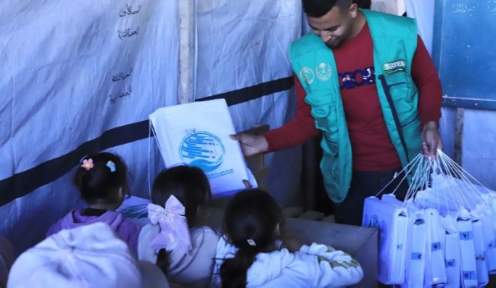 صور-|-مساعدات-سعودية-جديدة.-توزيع-الكسوة-الشتوية-على-الطلاب-جنوب-غزة