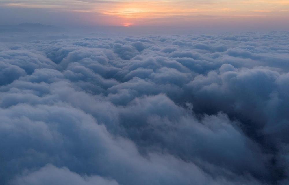 السحب-تعانق-جبل-شدا-الأسفل-بالمخواة-لترسم-لوحة-آسرة-في-السماء