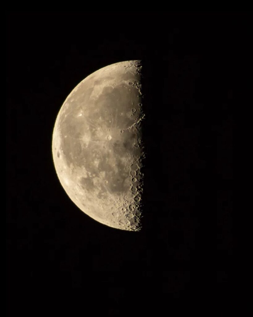 فلكية-جدة:-القمر-في-طور-التربيع-الأخير-يزين-سماء-الوطن-العربي-ويكشف-تفاصيل-سطحه