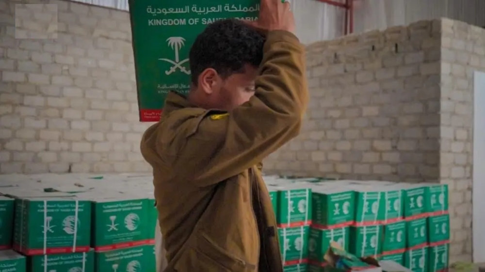 “الملك-سلمان-للإغاثة”-يوزع-1000-سلة-غذائية-للنازحين-في-حضرموت
