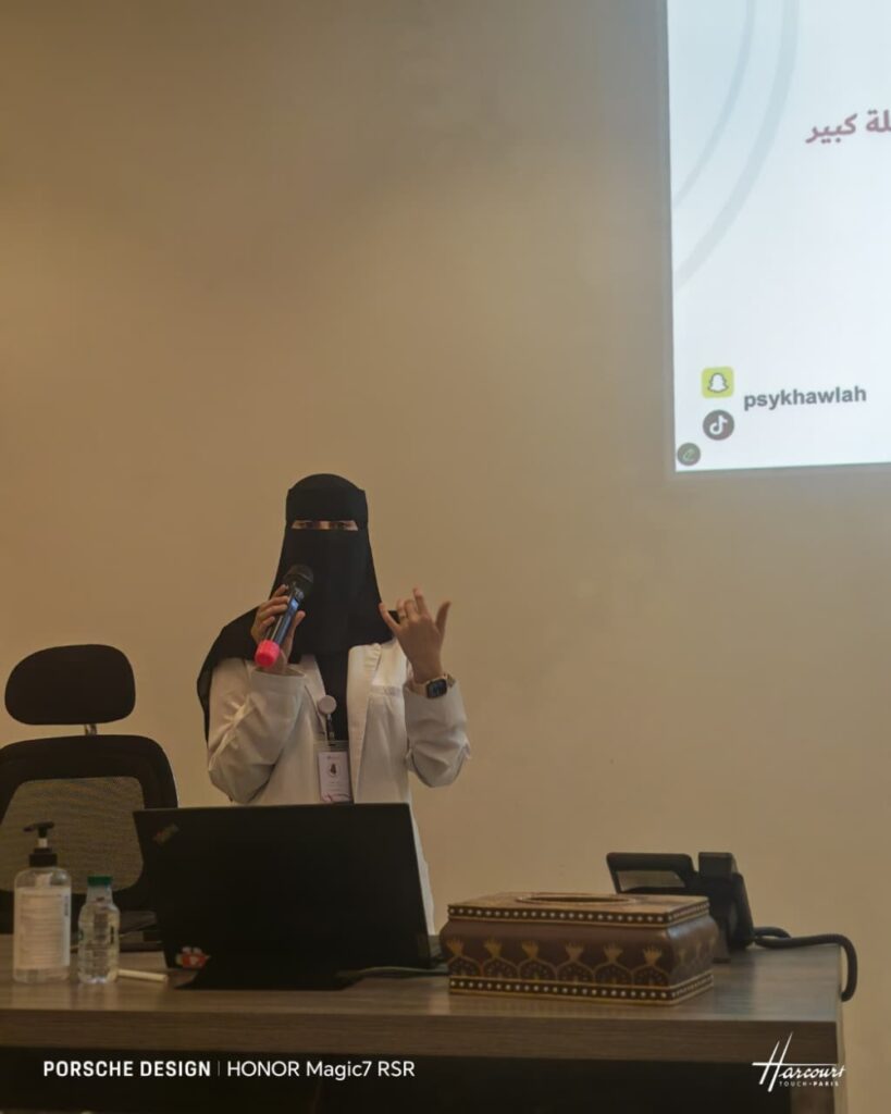 من-الفكرة-إلى-الشعور…-خولة-العنزي-تفكك-القلق-أمام-جمهورها-في-“مطمئنة”