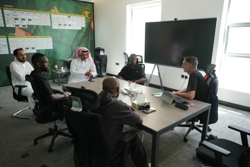 الجهاز-الفني-المساعد-للمنتخب-الأول-يجتمع-مع-لاعبي-أندية-الشباب-والرياض