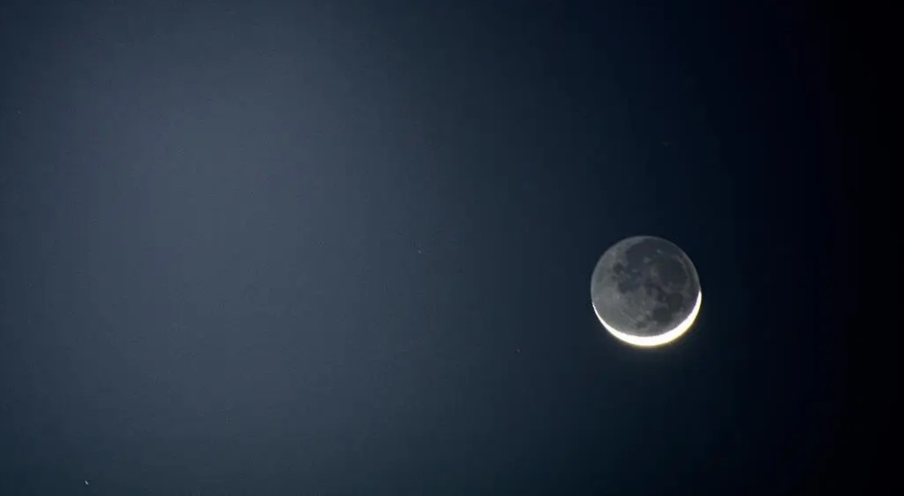 لوحة-طبيعية-رائعة.-اقتران-زحل-بهلال-رمضان-في-سماء-الحدود-الشمالية