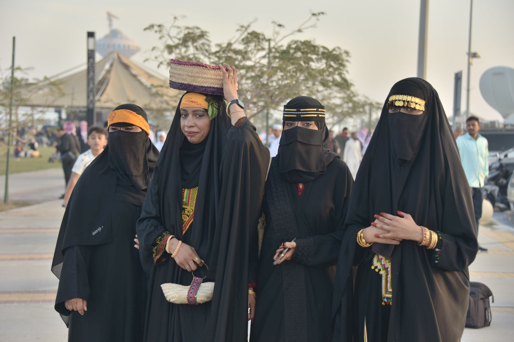 الدرعية.-أزياء-النساء-التاريخية-بين-الخز-الأحمر-والعباءة-القيلانية