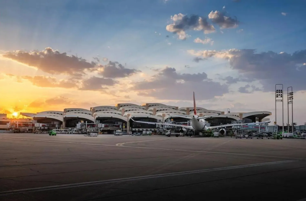 أمير-الرياض-ونائبه-يتابعان-أعمال-استضافة-العالقين-في-المطارات