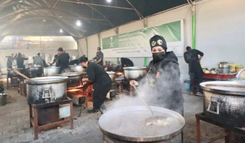 صور.-مركز-الملك-سلمان-يوزّع-وجبات-غذائية-في-وسط-وجنوب-غزة